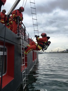 Un exercice complexe : abordage de navire en situation d’avarie et montée à bord avec échelle en corde. / Keine einfache Übung: Betreten des havarierten Schiffs über eine Strickleiter.