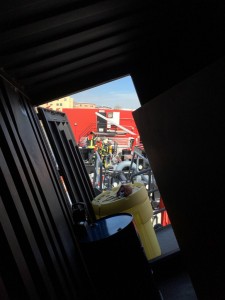 Une boule au ventre : c’est ce que produit l’exercice réalisé sur le simulateur « container instable ». Ici une photo -prise depuis l’intérieur du simulateur- des exercices se déroulant sur le pont principal. / Sorgt für ein flaues Gefühl in der Magengegend: Blick aus dem Simulator „schiefstehender Container“ auf das Übungsgeschehen an Bord der MÜB.