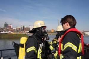 Préparation à l’exercice d’attaque au feu de bateau se déroulant dans le simulateur incendie. / Vorbereitung für den Löschangriff in der Brandsimulationsanlage.