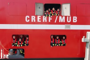 Photo des formateurs-stagiaires du corps professionnel de Ludwigshafen ainsi que des formateurs de l’école des SP du Palatinat à bord du CRERF. / Die ausgebildeten Trainer der BF Ludwigshafen und die Ausbilder der LFKS auf der MÜB.